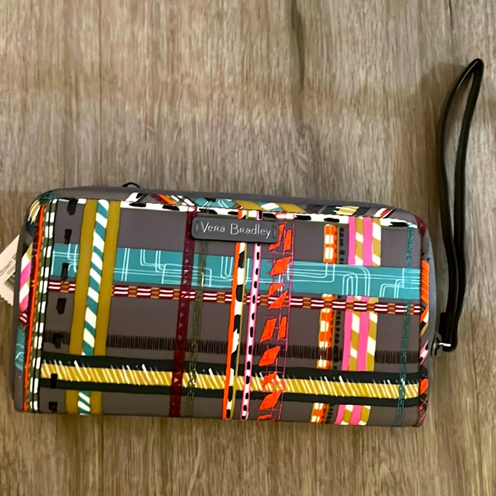 NWT Vera Bradley Midtown RFID wristlet in city plaid